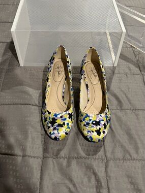 Life Stride Floral Print Round-Toe Pumps in Blue, Yellow & Black